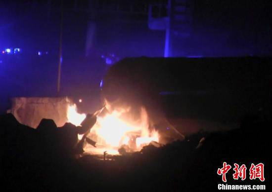 火災(zāi)現(xiàn)場，可以看到一個(gè)儲(chǔ)氣罐正在熊熊燃燒。