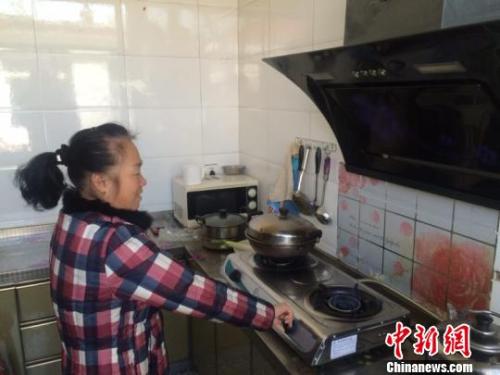 圖為居民用燃?xì)庠钭鲲垺！±钔ヒ?攝